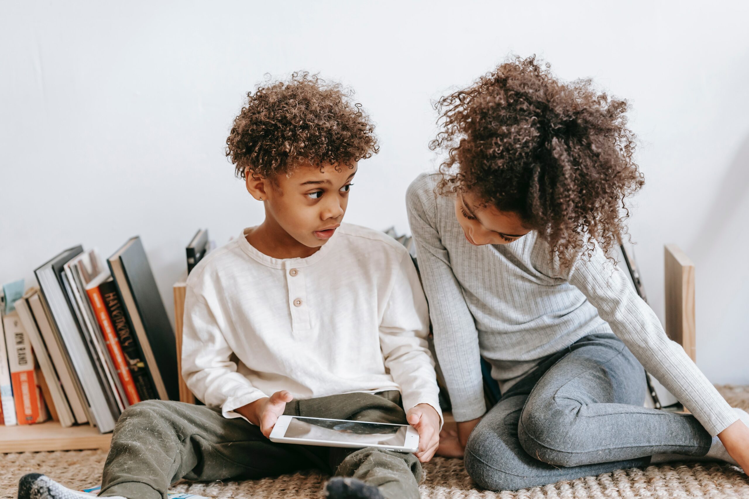 siblings reading